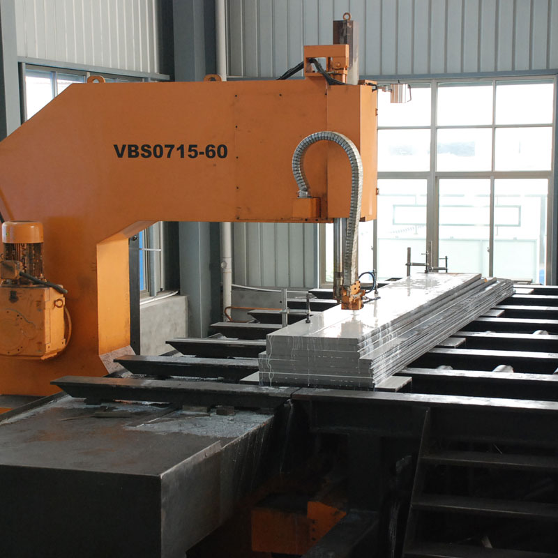 Como os materiais de molde de quatro núcleos fornecem soluções precisas para diferentes condições de trabalho na fabricação de moldes?